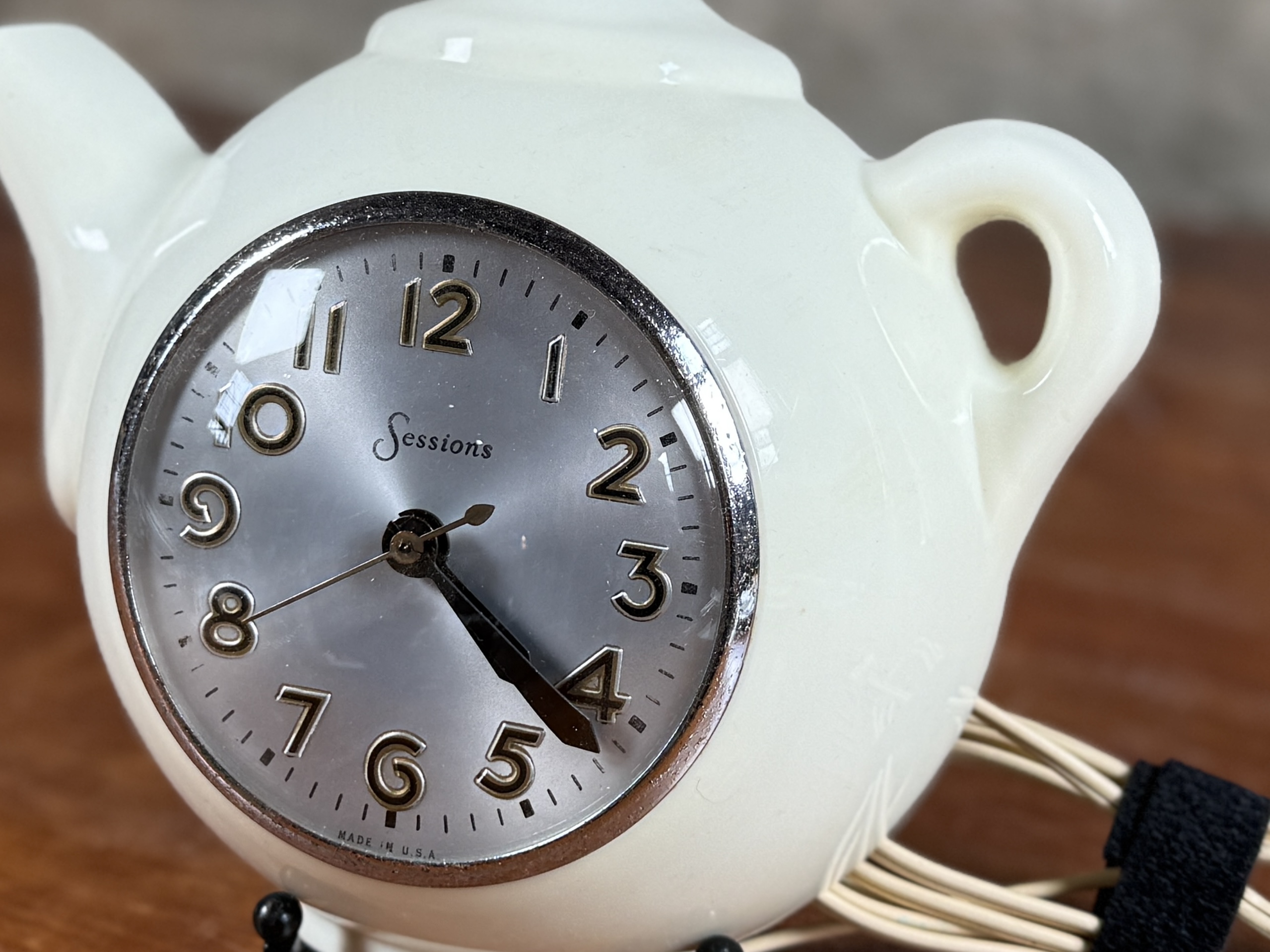 SESSIONS, SELF-STARTING WHITE TEAPOT WALL CLOCK