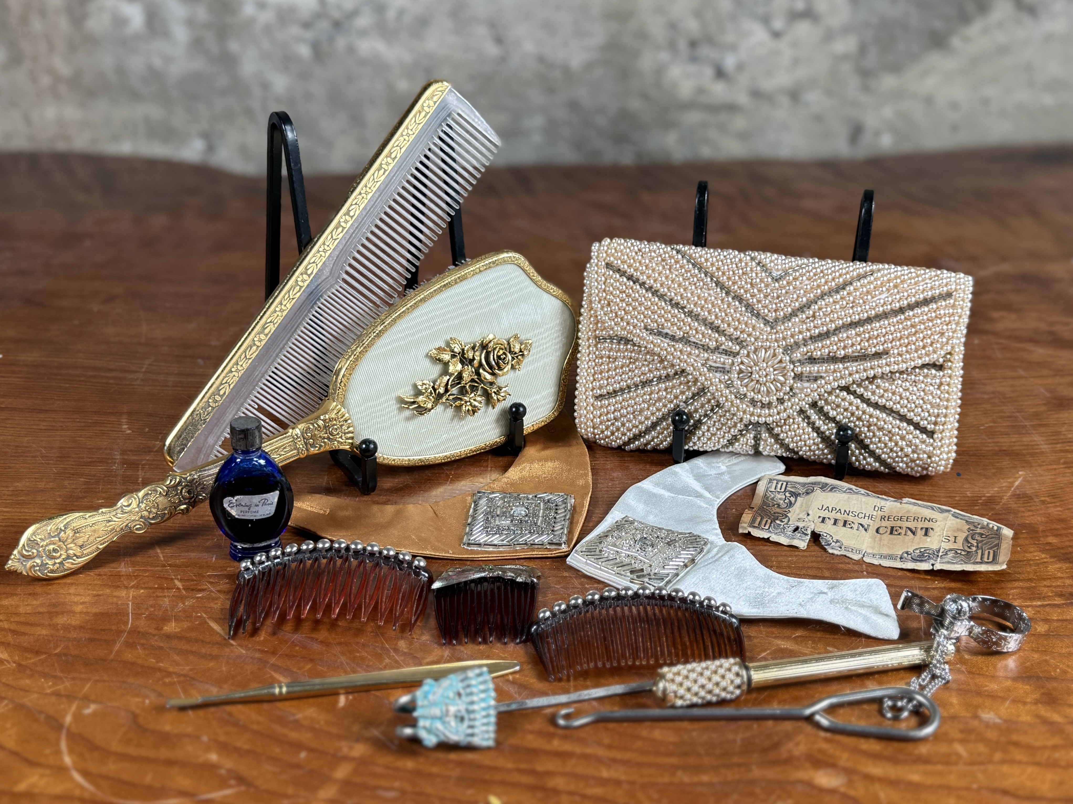 ANTIQUES & COLLECTIBLES