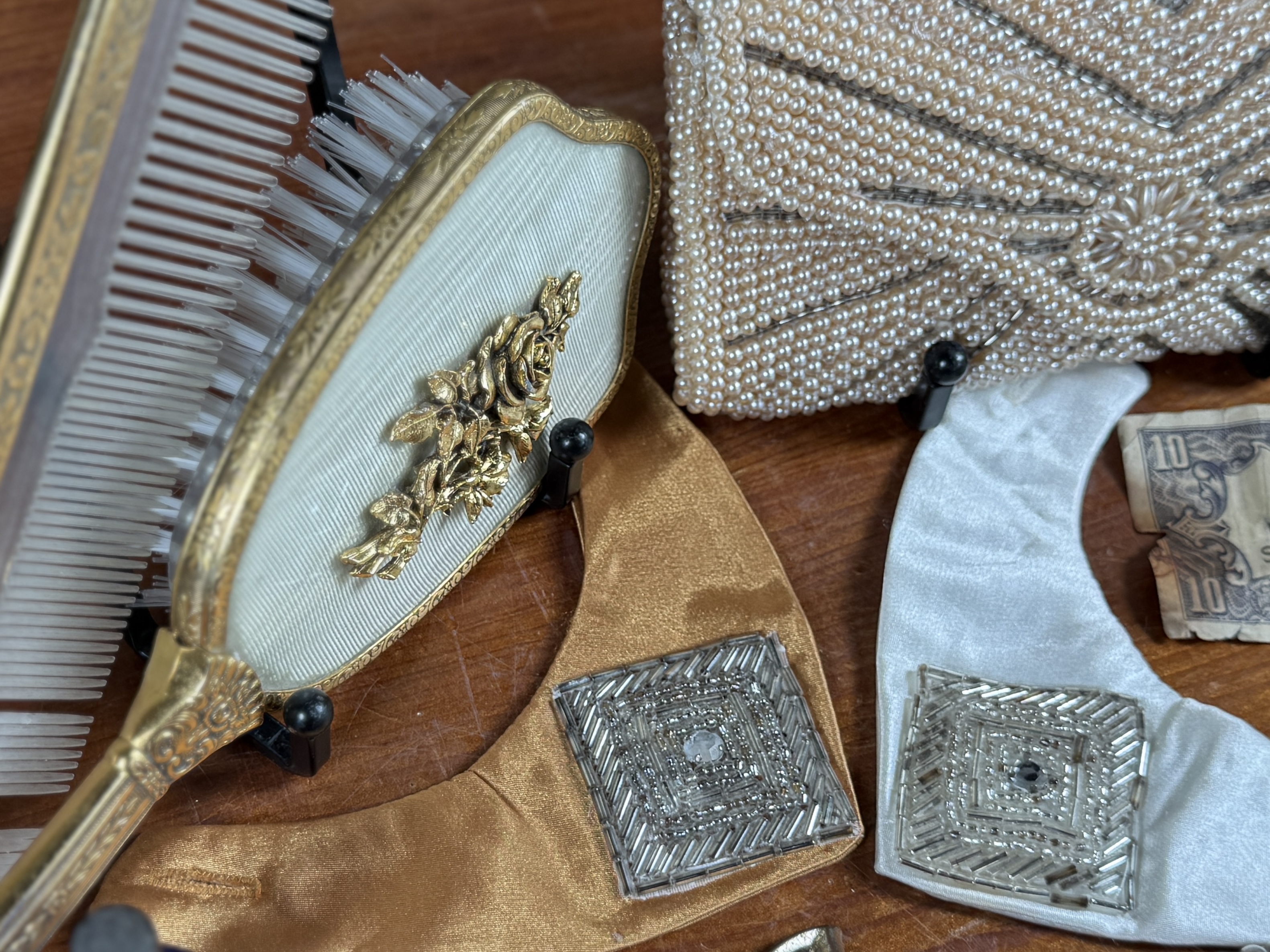 ANTIQUES & COLLECTIBLES