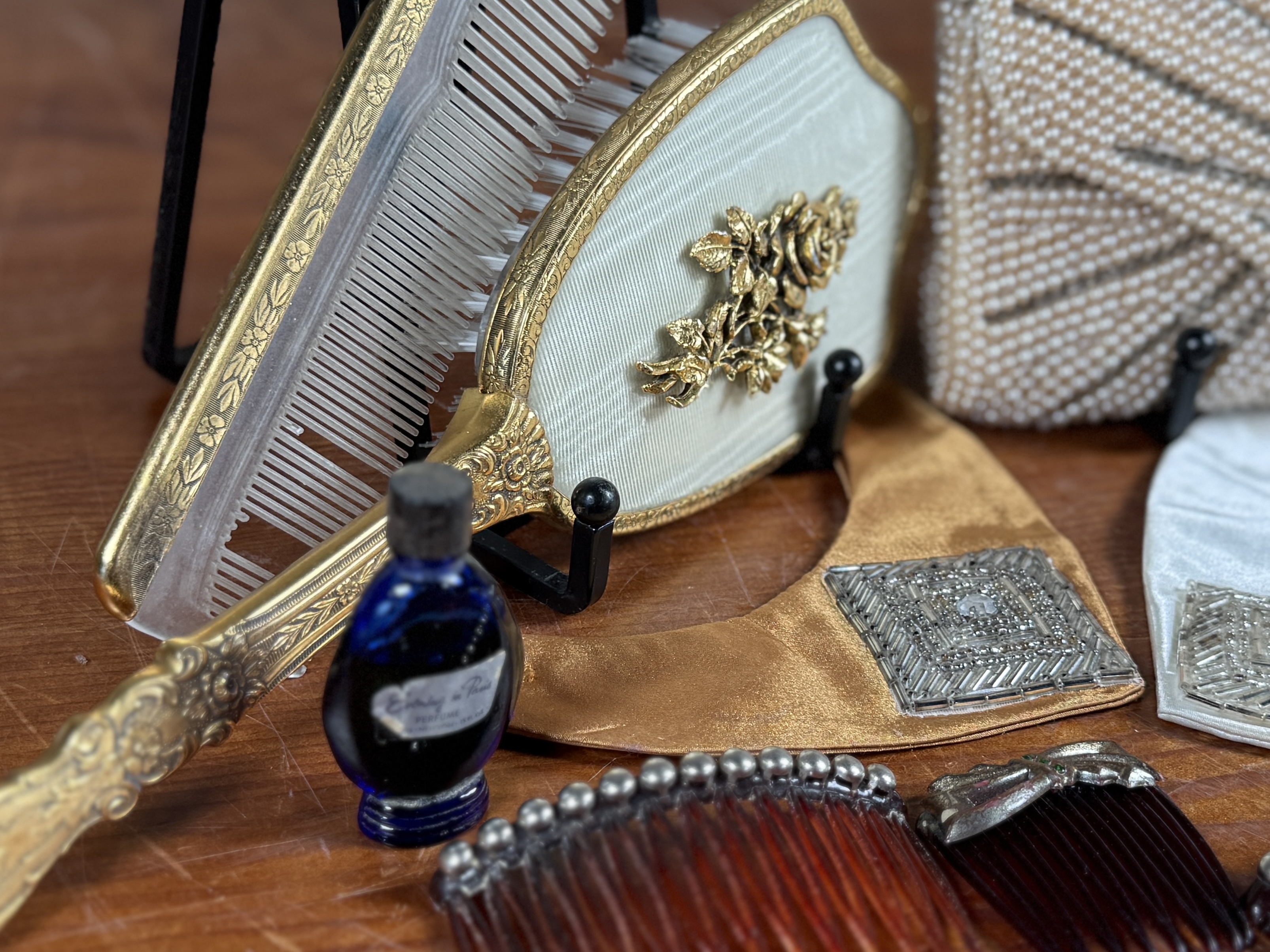 ANTIQUES & COLLECTIBLES