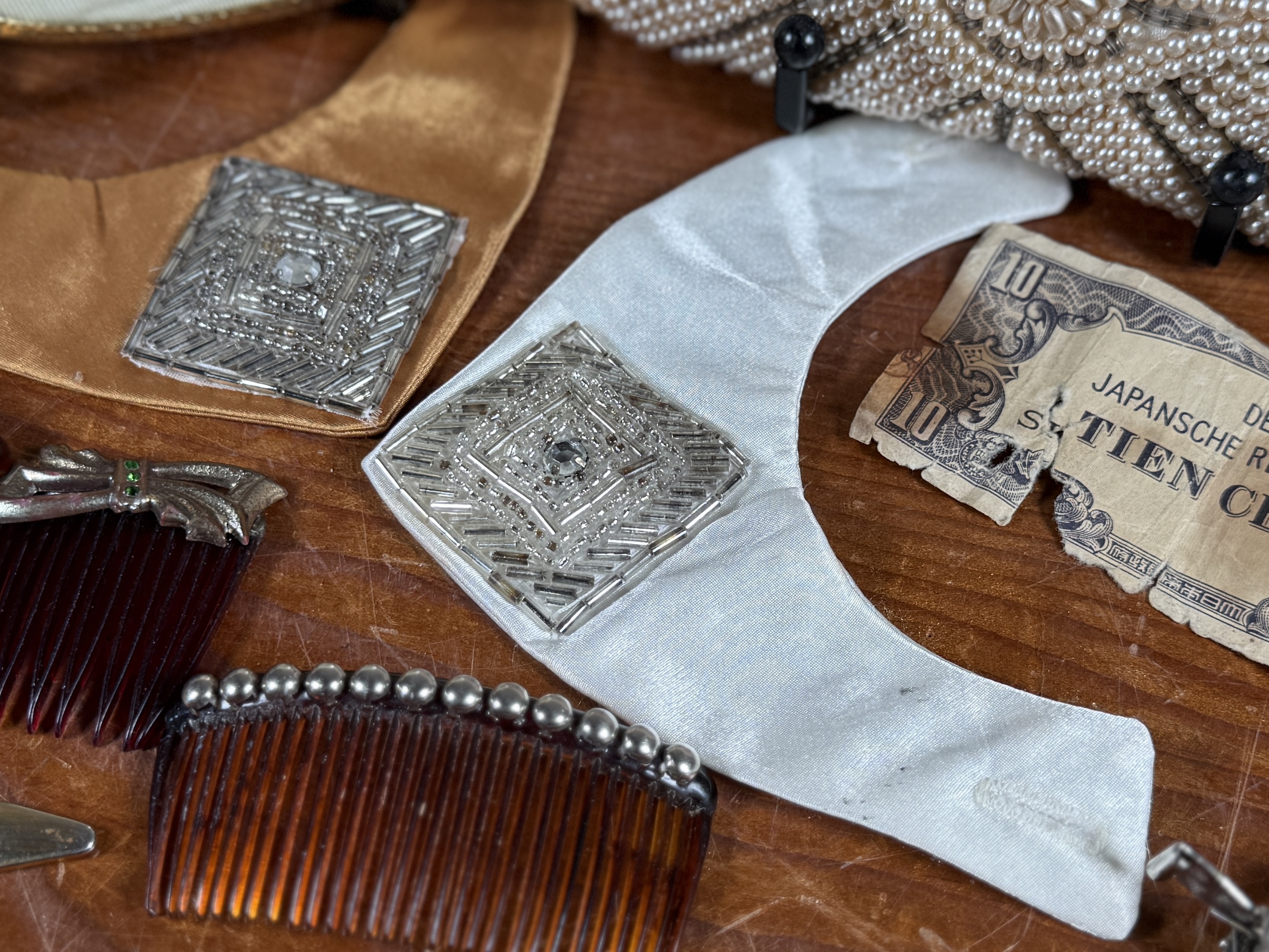 ANTIQUES & COLLECTIBLES