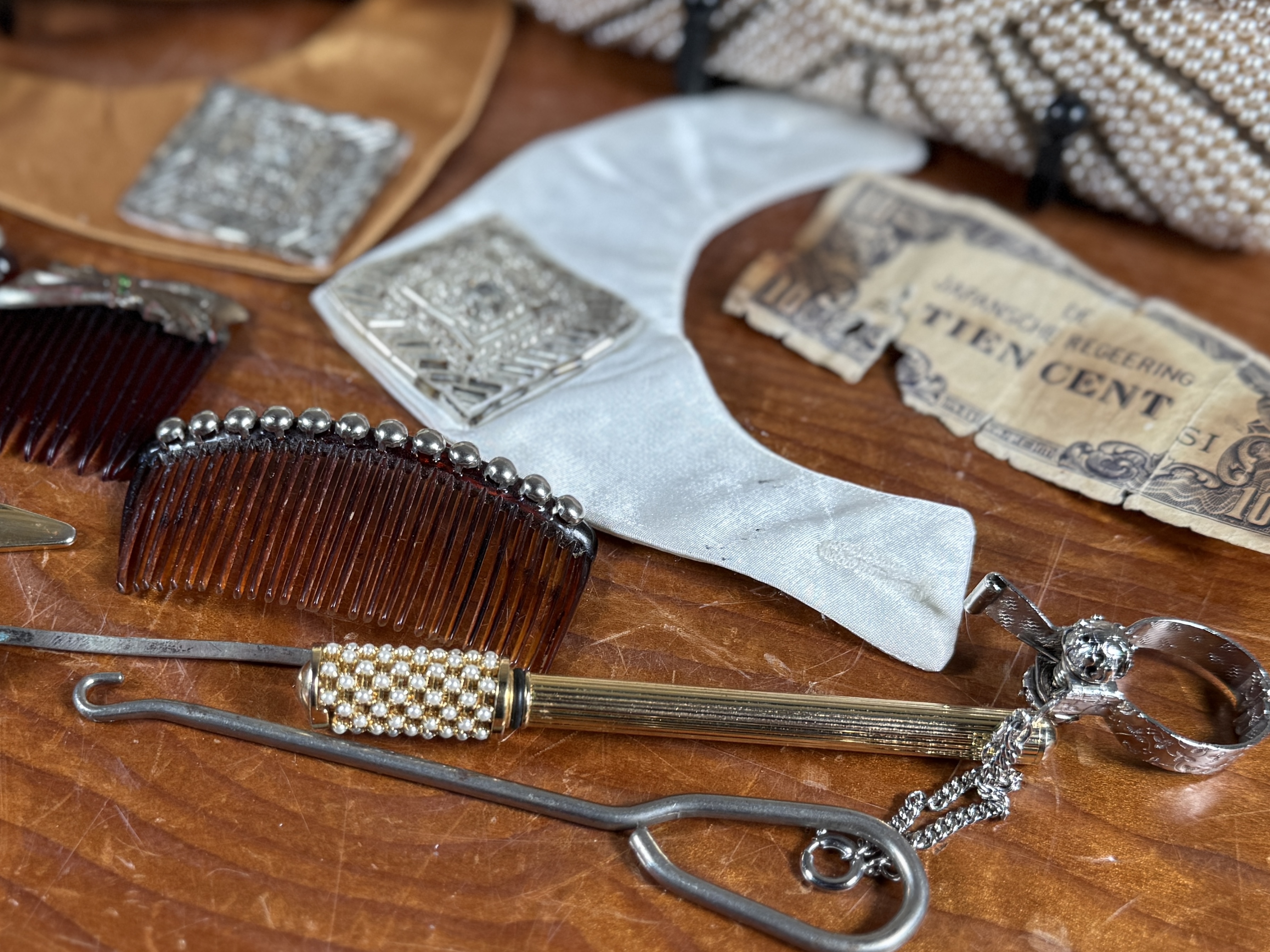 ANTIQUES & COLLECTIBLES