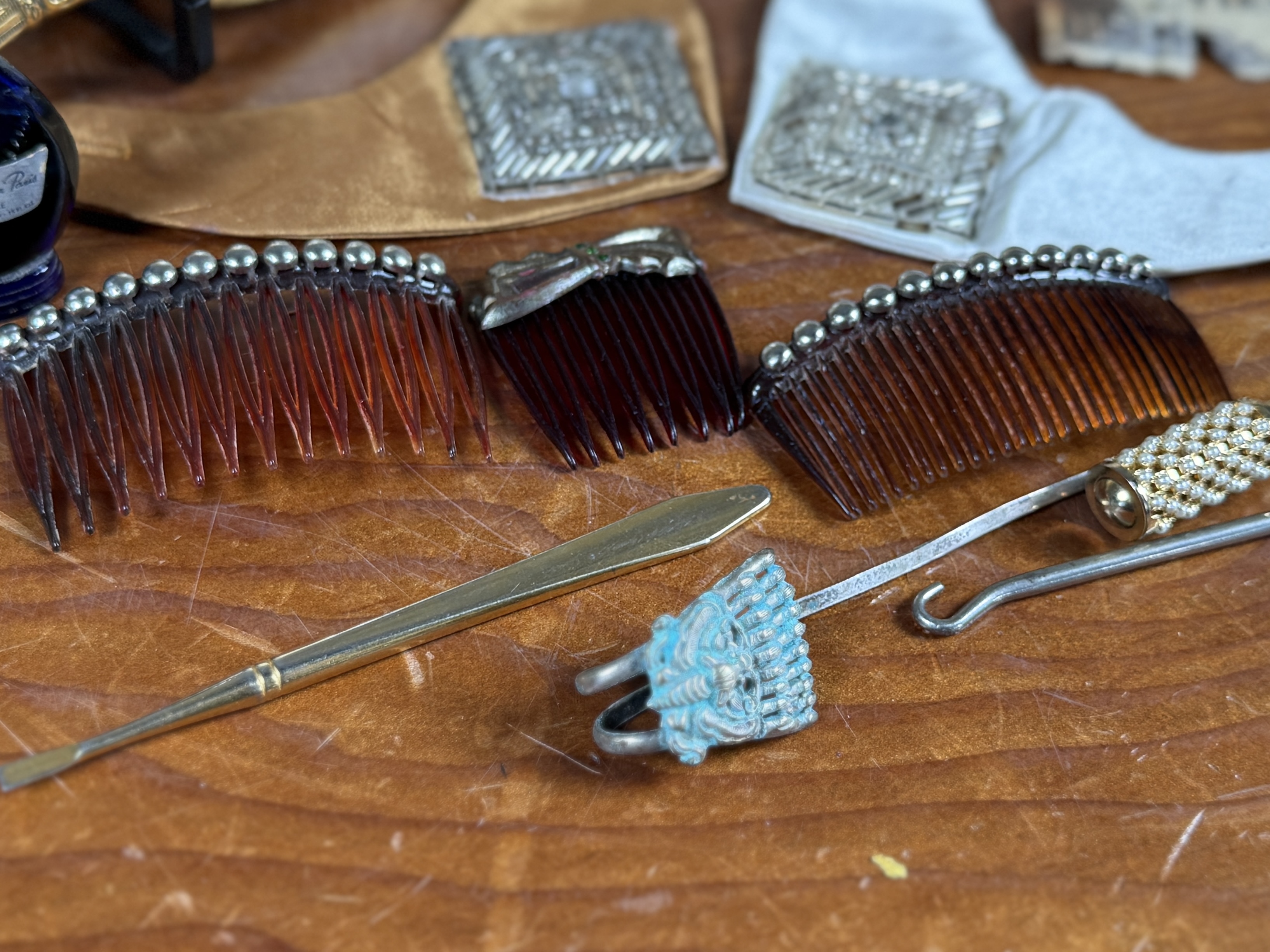ANTIQUES & COLLECTIBLES