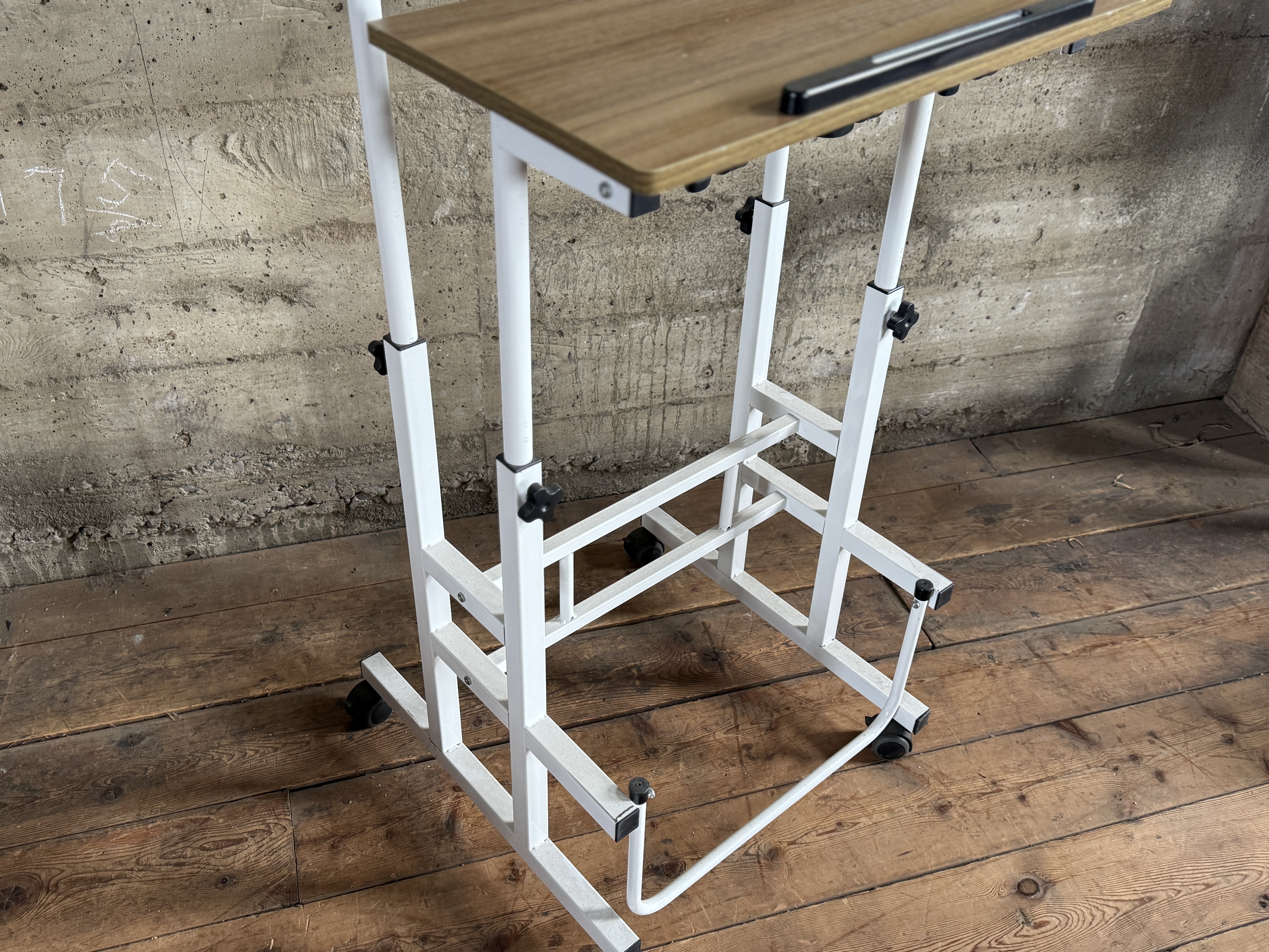 ADJUSTABLE HEIGHT STANDING DESK ON WHEELS