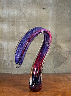 SCOTT HARTLEY, GLASS SCULPTURE. This lot features an original glass sculpture by listed artist 