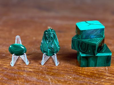 MALACHITE TRINKET BOXES, PENDANT, & CABOCHON. This lot features a collection of beautiful 