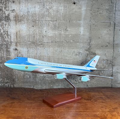 SKYMARKS , BOEING AIR FORCE ONE MODEL SCULPTURE. This lot features a Skymarks Boeing 747-200 