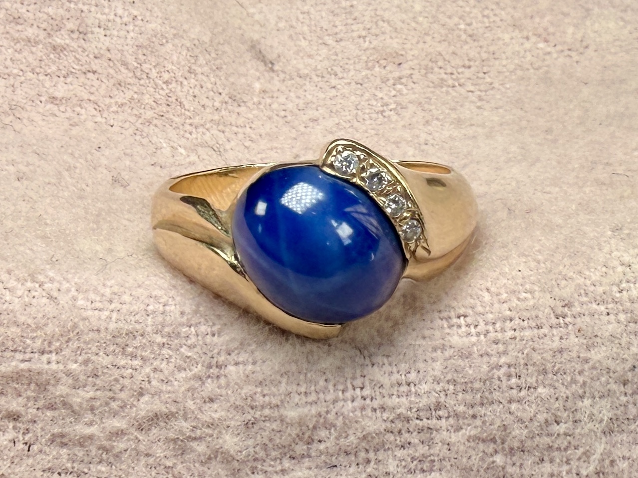 14K GOLD STAR SAPPHIRE RING