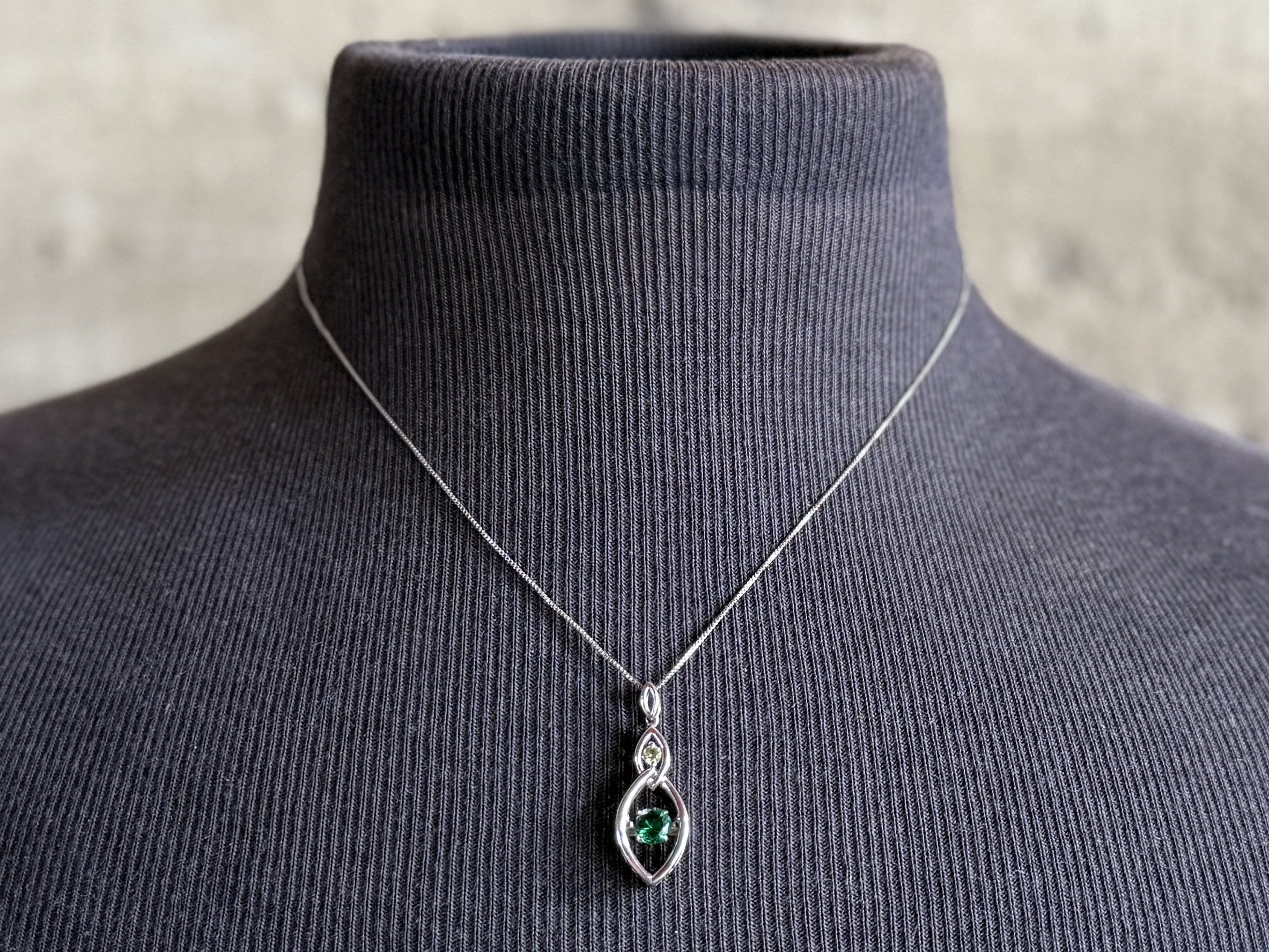 STERLING SILVER NECKLACE WITH PERIDOT & EMERALD