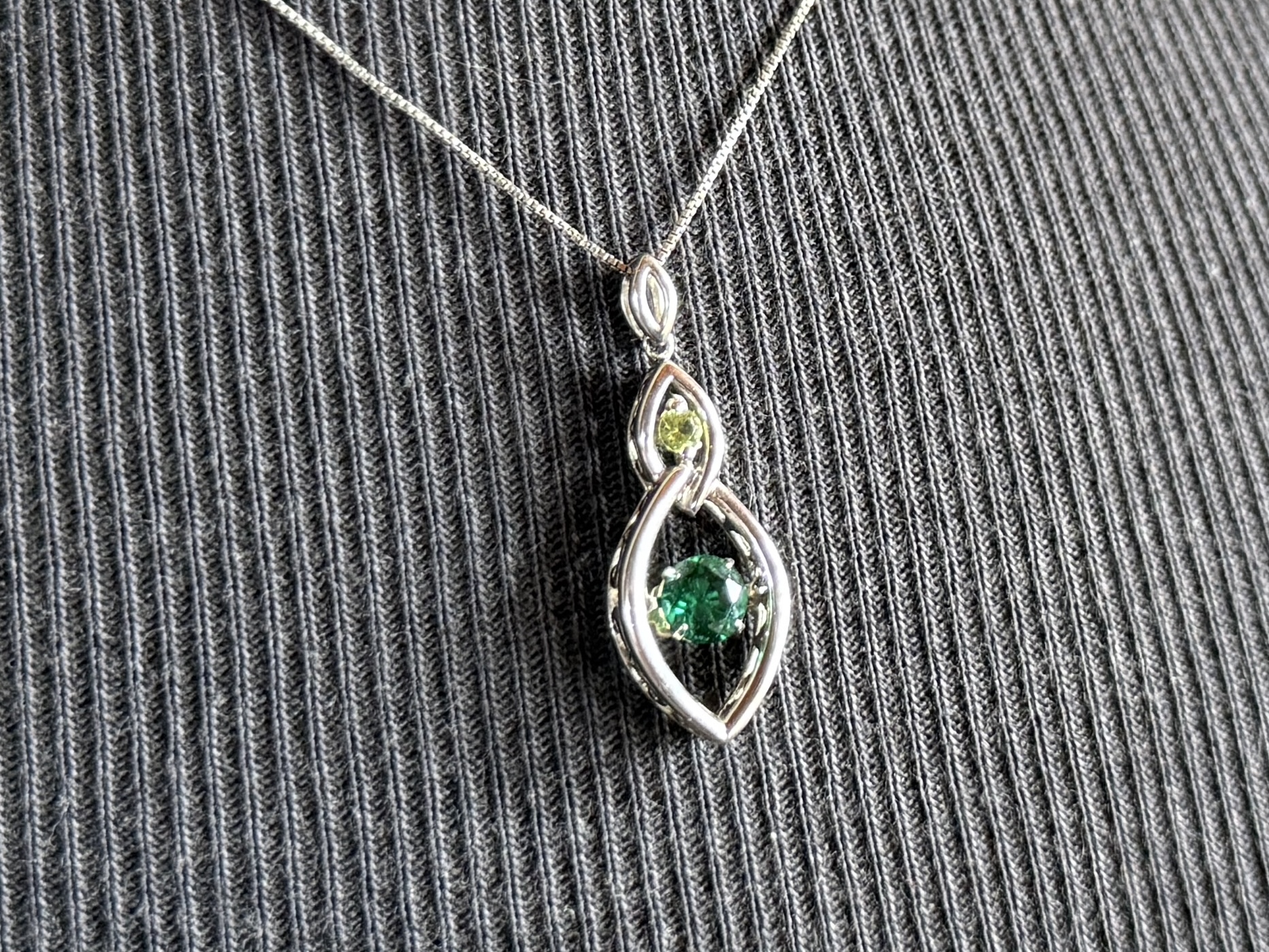 STERLING SILVER NECKLACE WITH PERIDOT & EMERALD