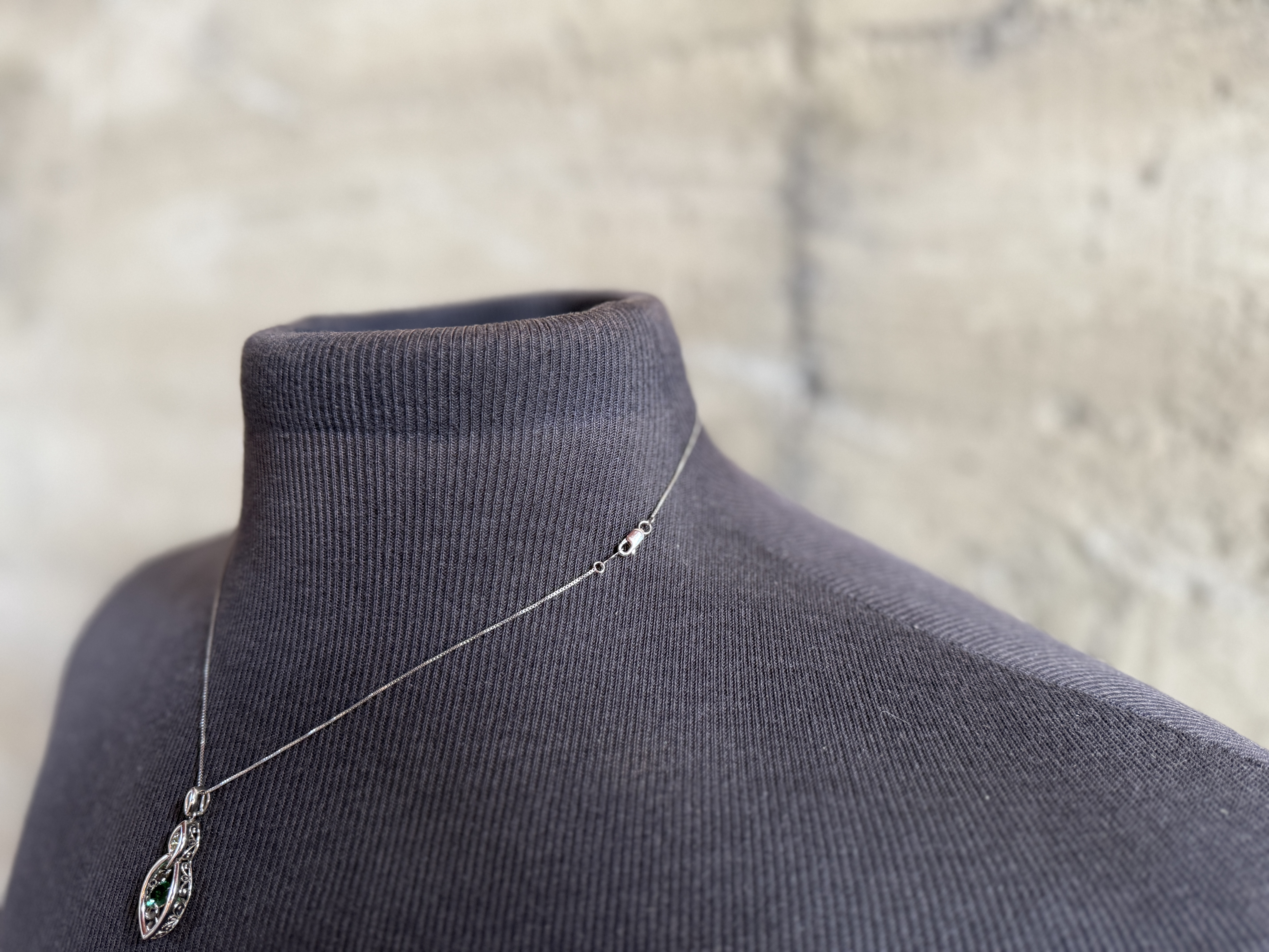 STERLING SILVER NECKLACE WITH PERIDOT & EMERALD