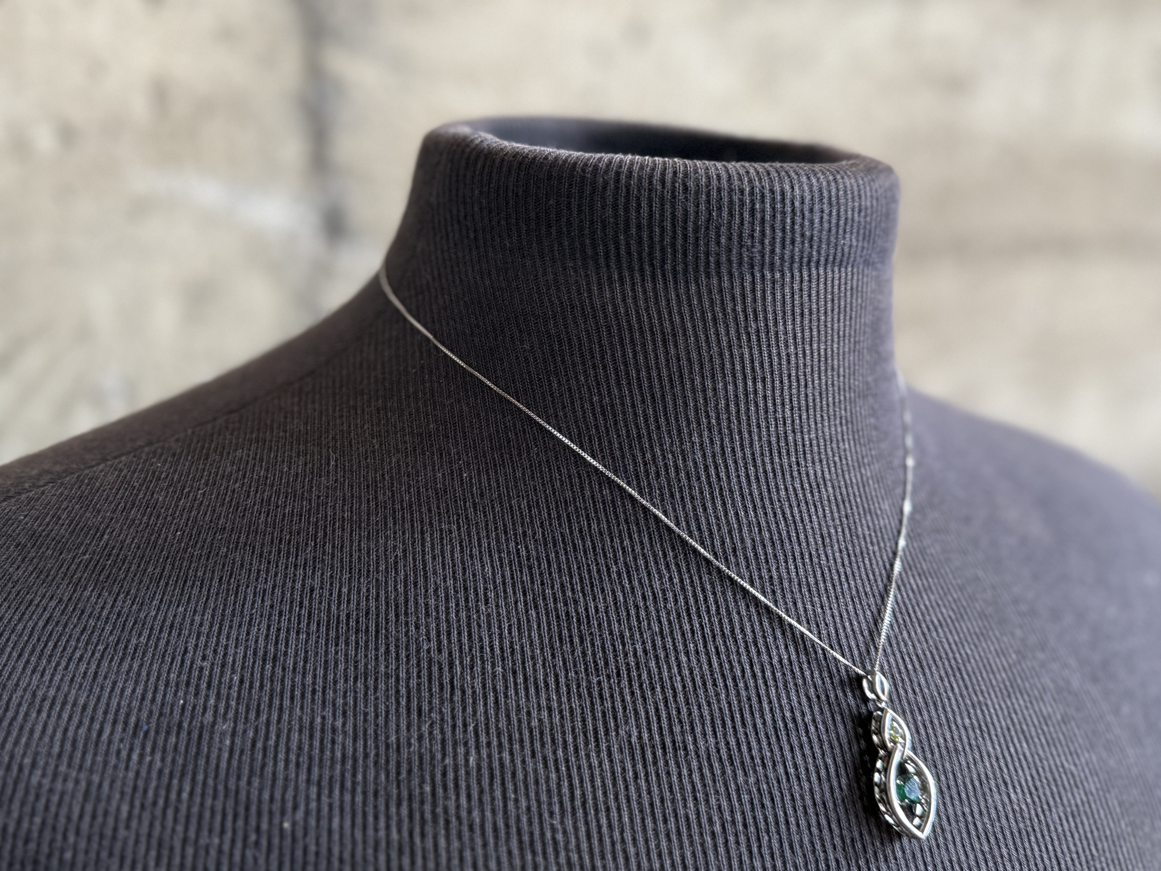 STERLING SILVER NECKLACE WITH PERIDOT & EMERALD
