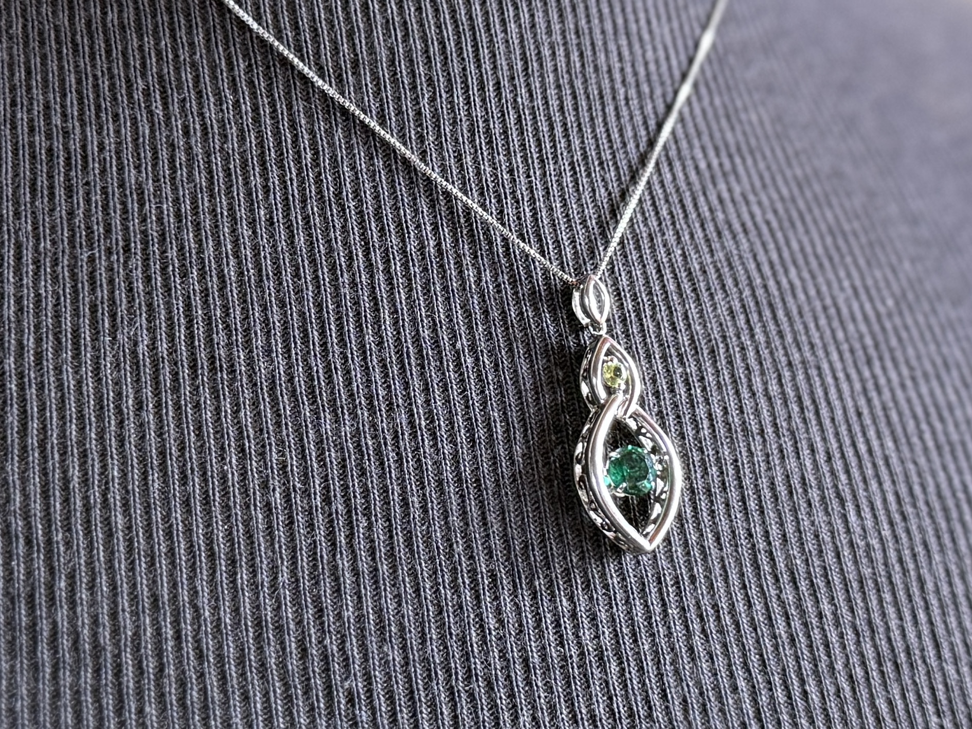 STERLING SILVER NECKLACE WITH PERIDOT & EMERALD
