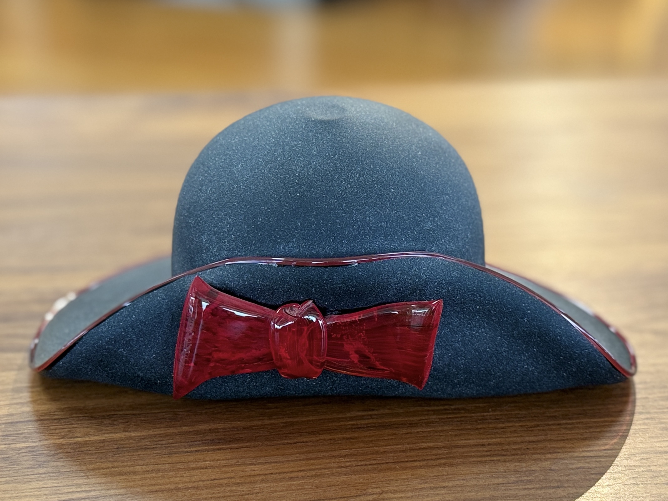 GLASS SCULPTURE, "HAT WITH BOW"