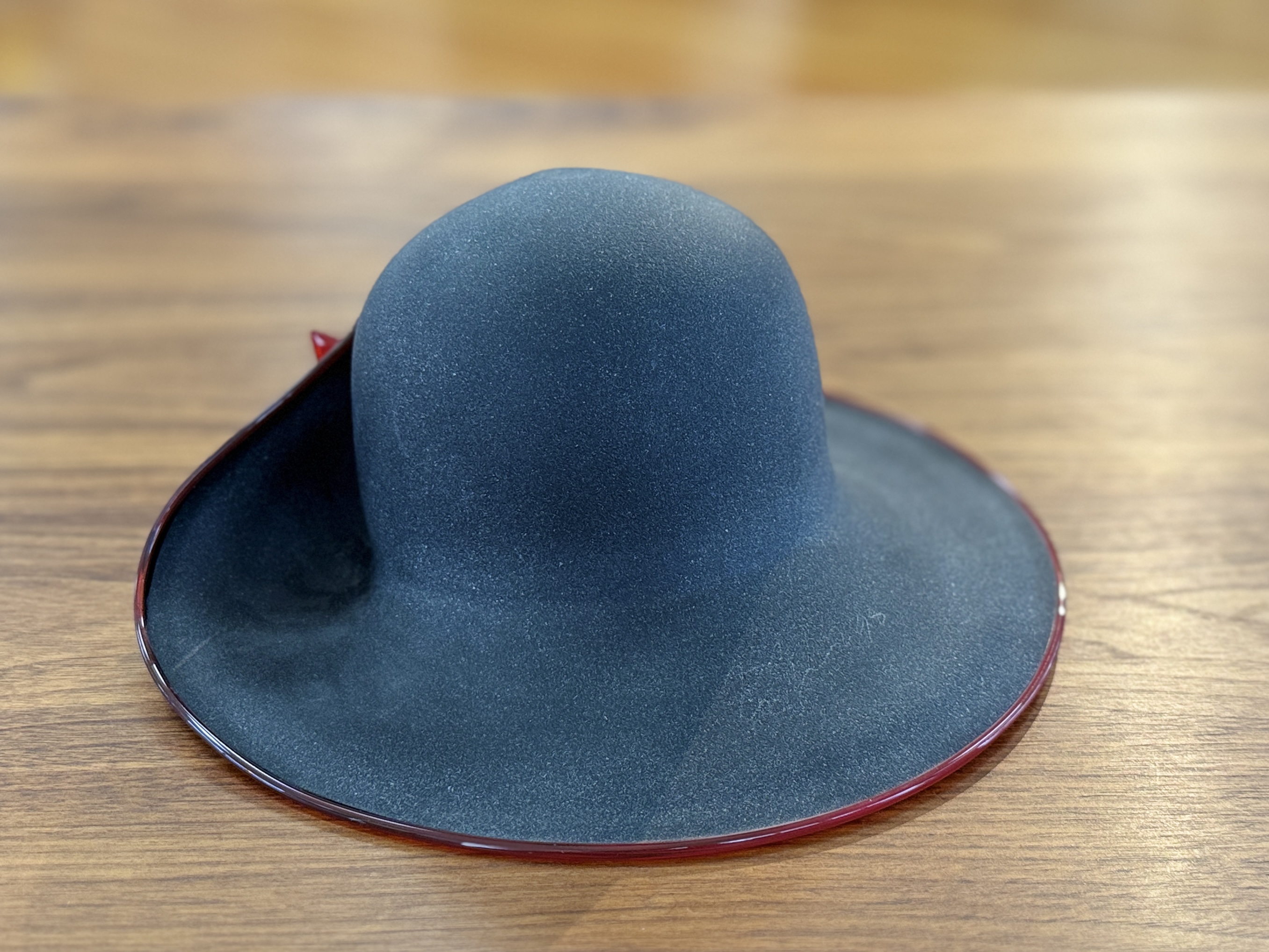GLASS SCULPTURE, "HAT WITH BOW"