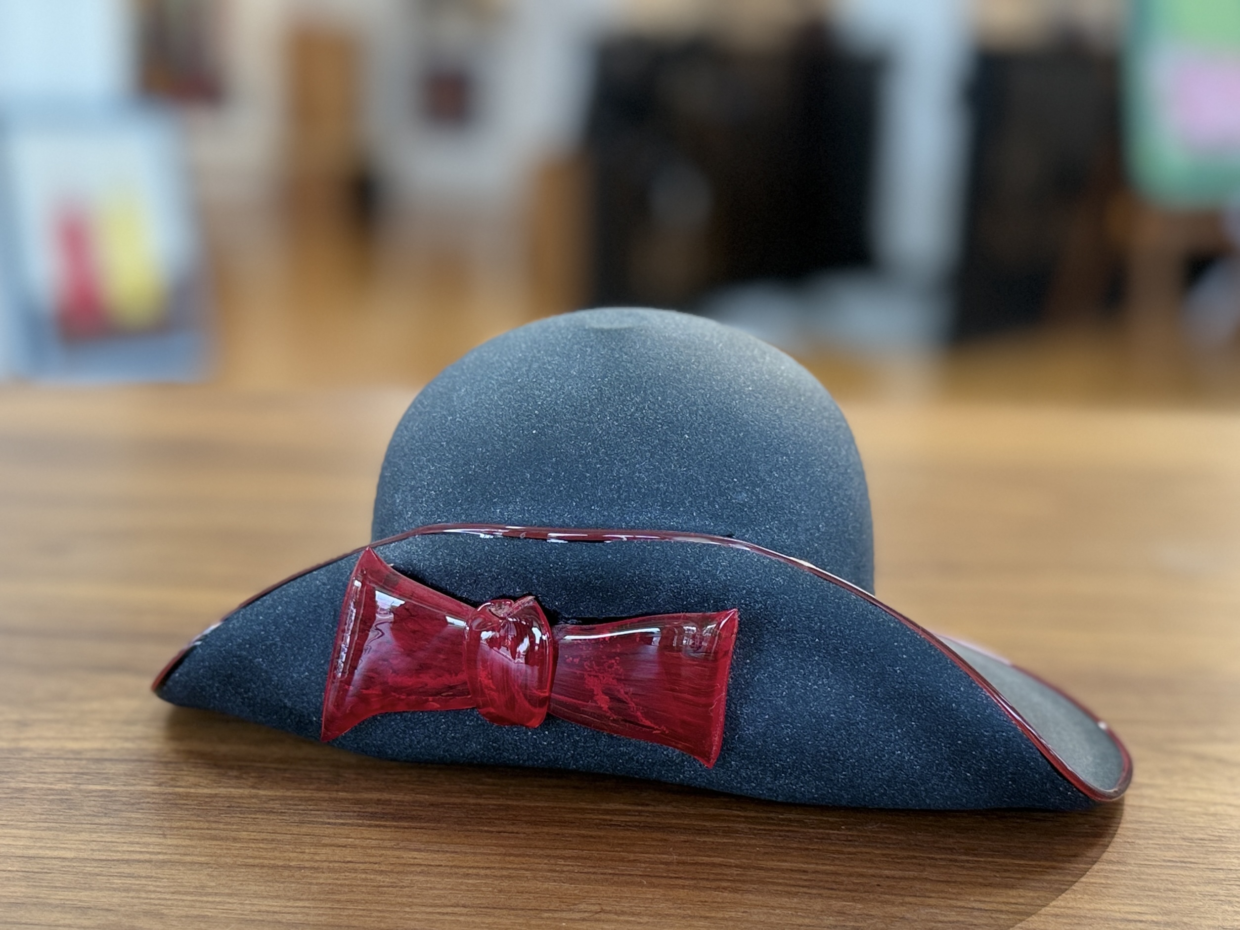 GLASS SCULPTURE, "HAT WITH BOW"
