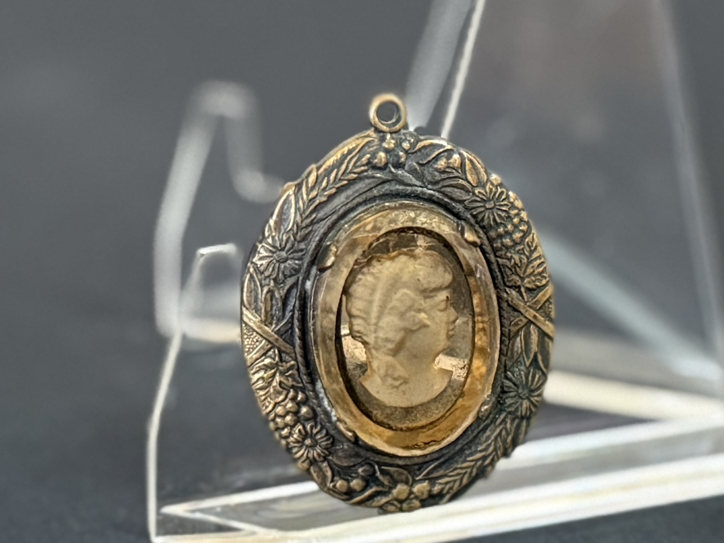 VICTORIAN REVERSE CARVED CAMEO BROOCH