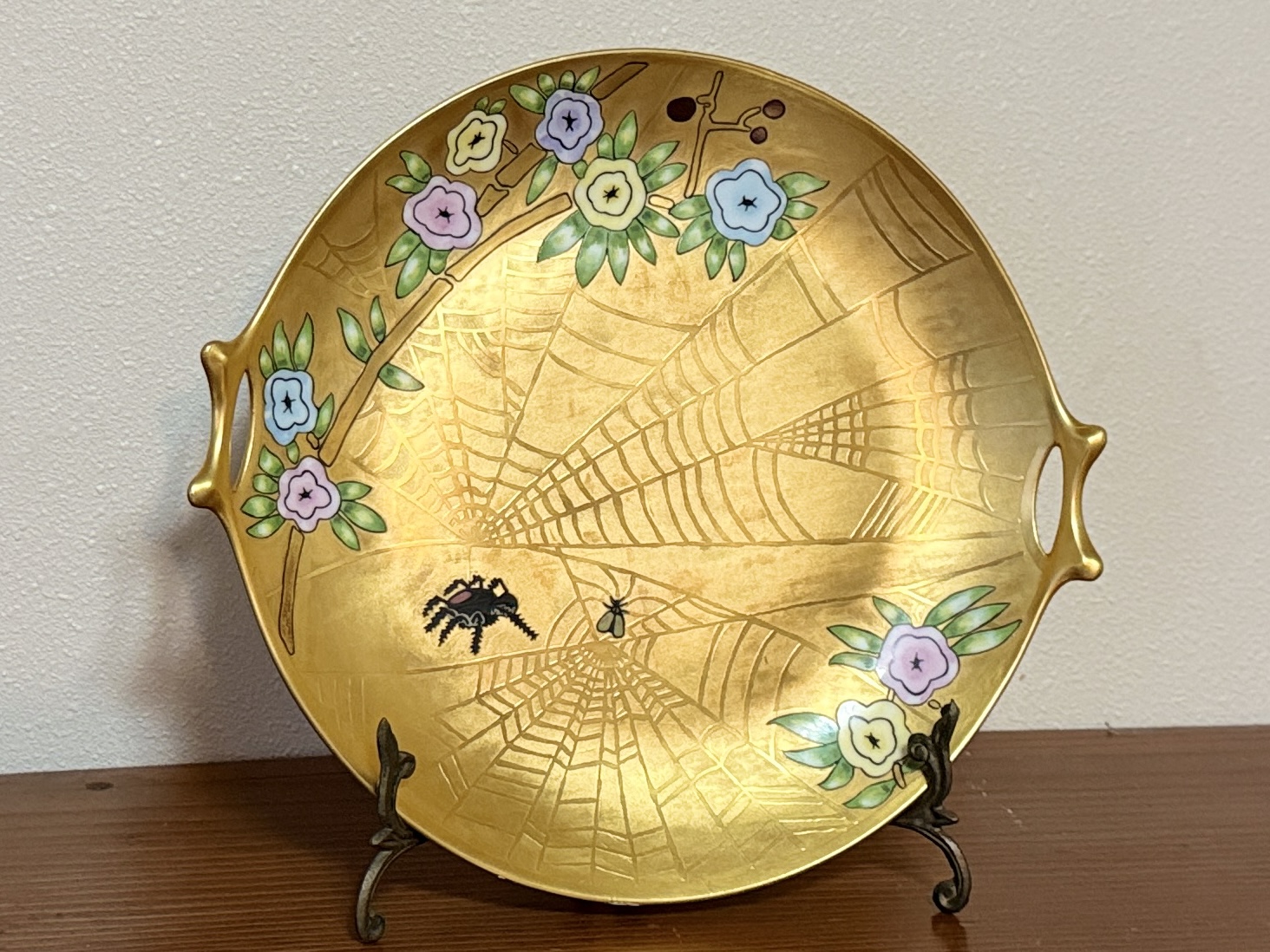 HUTSCHENREUTHER, SIGNED PLATE WITH SPIDER IN GOLD LEAF