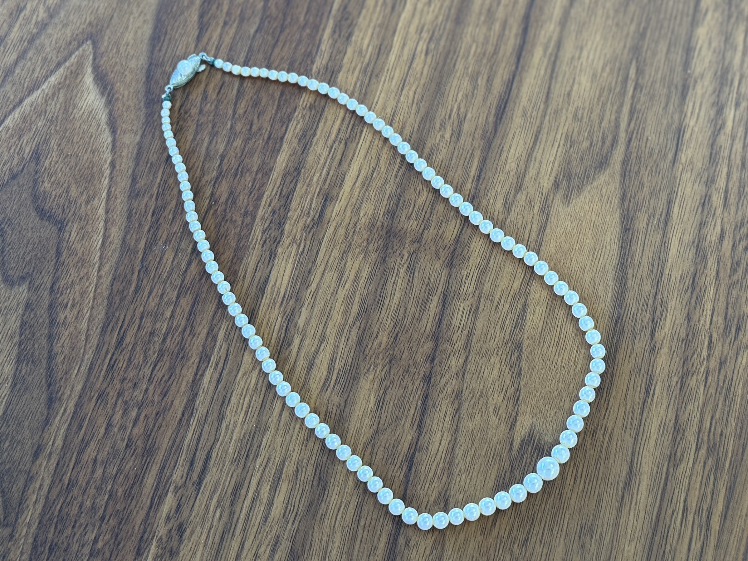 GRADUATED PEARL NECKLACE