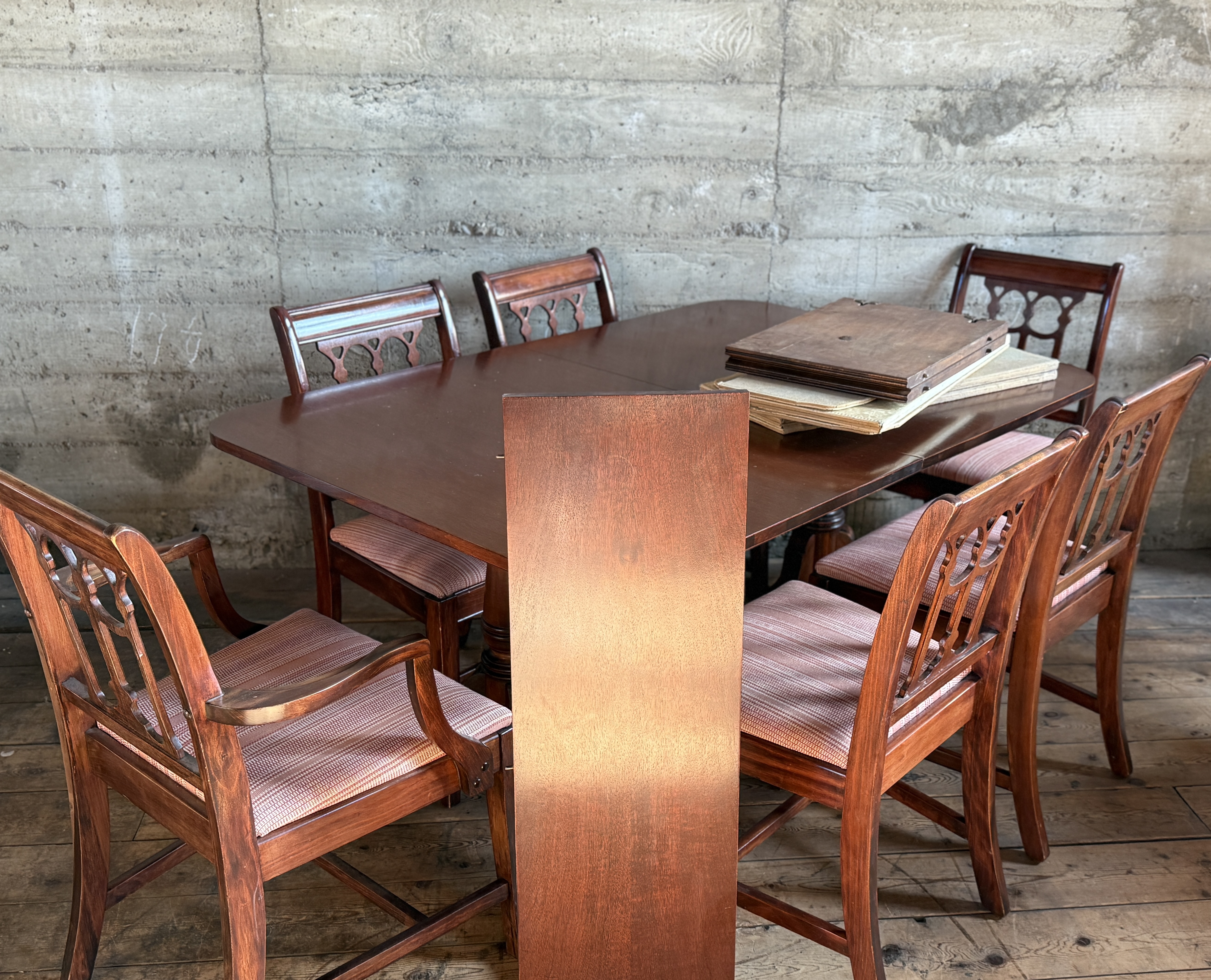 DINING TABLE & CHAIRS