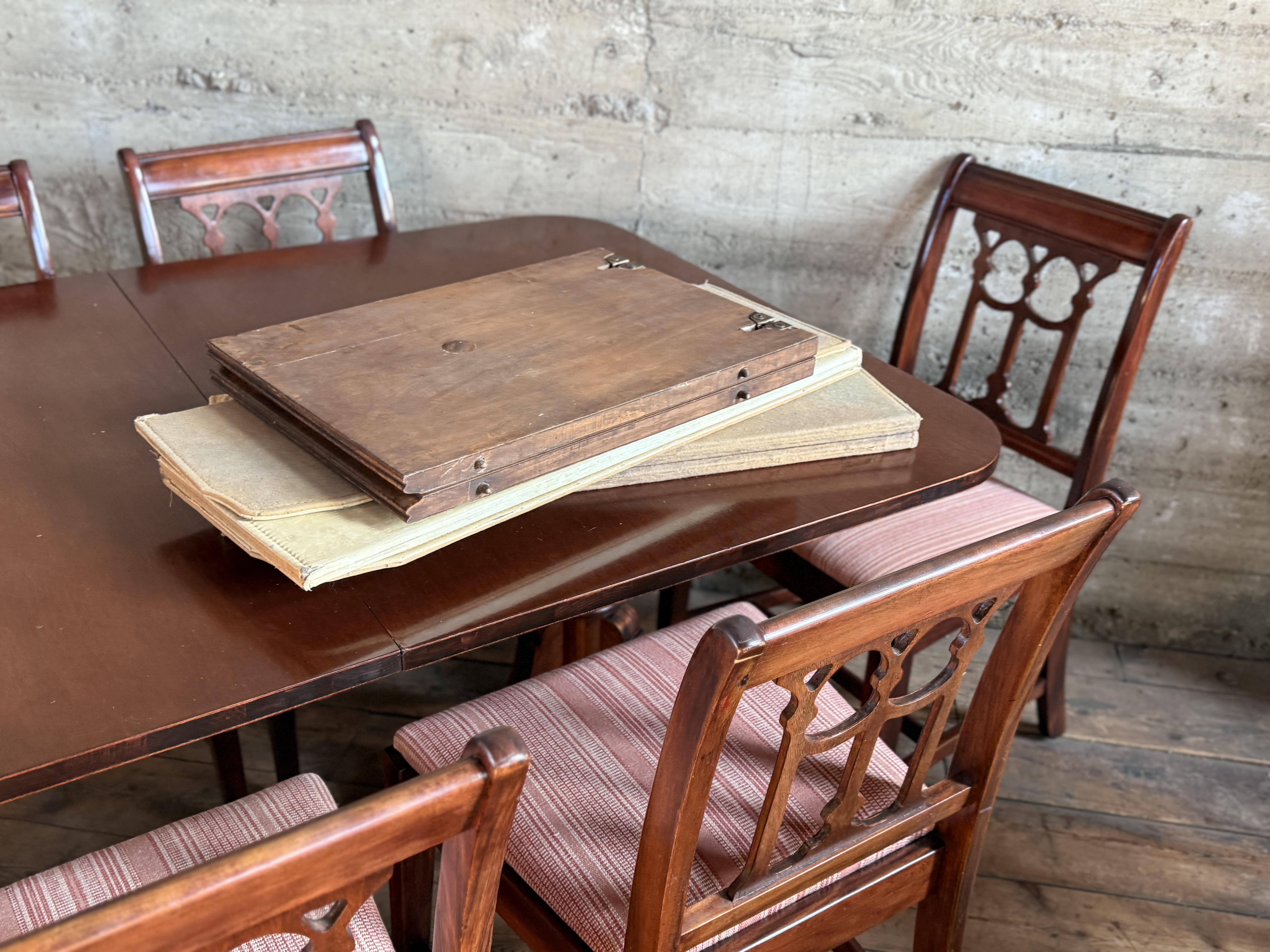 DINING TABLE & CHAIRS