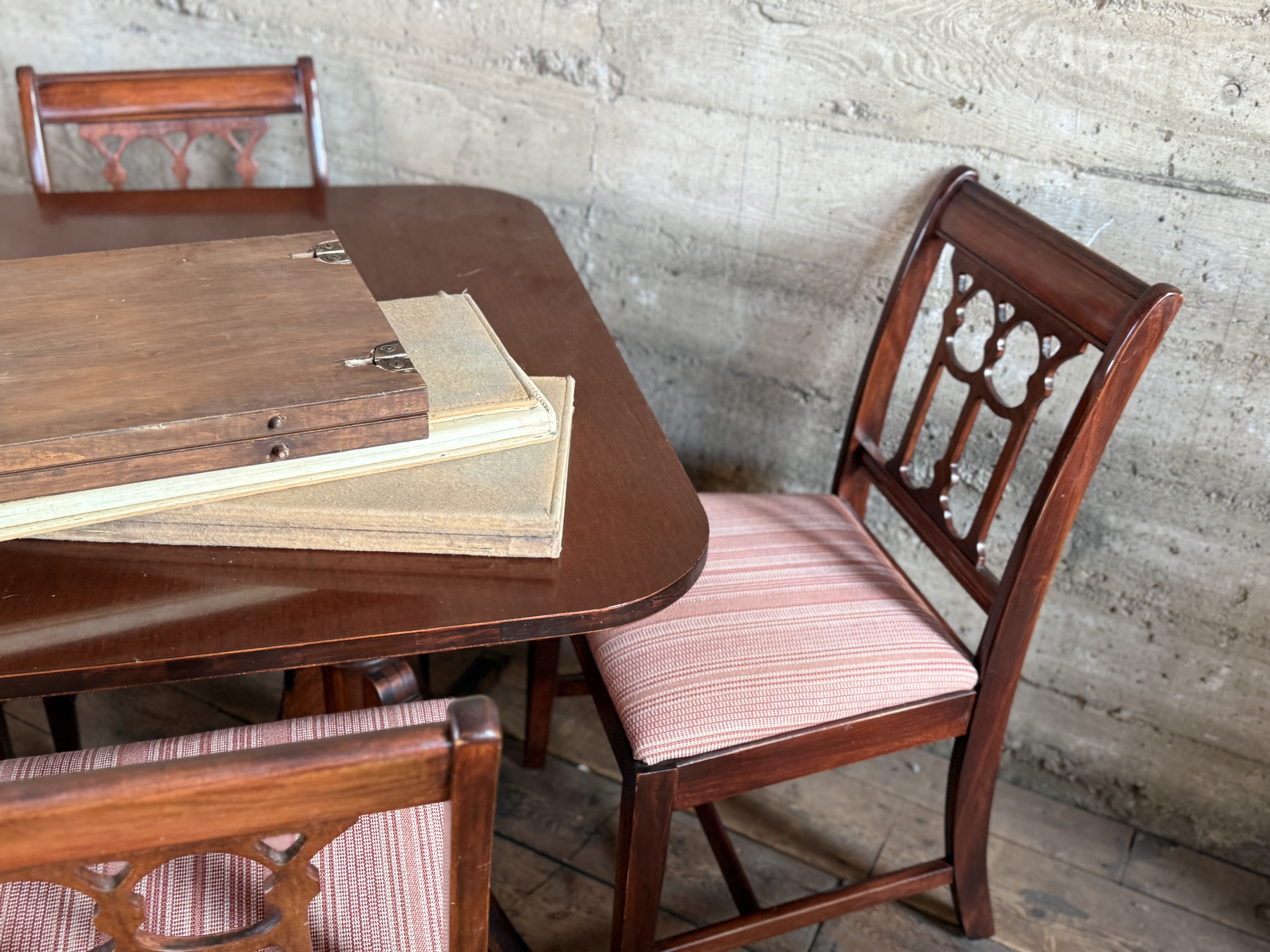DINING TABLE & CHAIRS