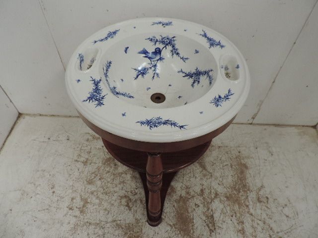Victorian Blue & White Decorated Wash Bowl on Turned Tripod Mahogany Stand with Drainage