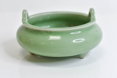 Stunning Qing Dyansty Tripod Celadon Censer. Chinese Celadon tripod censer with handles. This 