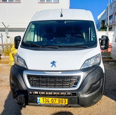 פיג'ו בוקסר מודל 2022. 149,927 ק"מ, יד נוכחית: שנייה, בעלות נוכחית: חברה בע"מ. מחיר מחירון: 