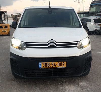 סיטרואן ברלינגו מודל 2021. 214,852 ק"מ, יד נוכחית: שלישית, בעלות נוכחית: פרטי. מחיר מחירון: ₪79,700