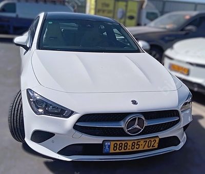 מרצדס בנץ CLA180 מודל 2023. 54,545 ק"מ, יד נוכחית: שנייה, בעלות נוכחית: פרטי. מחיר מחירון: ₪195,400