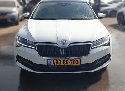 סקודה סופרב FL מודל 2023. 61,837 ק"מ, יד נוכחית: שנייה, בעלות נוכחית: פרטי. תיבת הילוכים: 