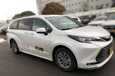 טויוטה סיינה היברידי מודל 2025 (מונית). 56,219 ק"מ