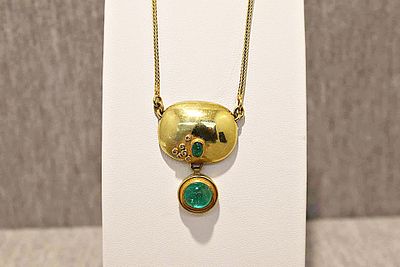 Kette mit Anhänger. 14k yellow gold with Colombian emerald cabochons (approx. 2.6ct); 13.7g;