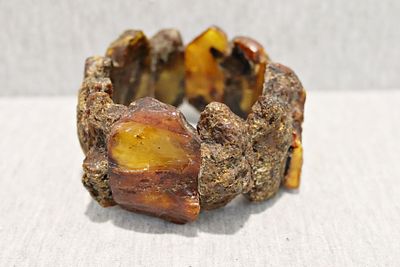Bernsteinarmband naturbelassen. Wide amber bracelet; two rubber bands; polished amber inside