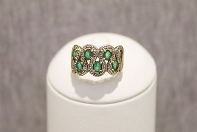 Ring. 8K women's ring with diamonds and colored stones (green); 4.0g