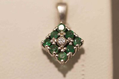 Anhänger Raute. 14 carat white gold; diamond-shaped with green stones and a small diamond in the