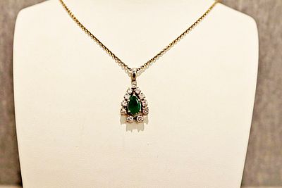 Kette mit Anhänger. Chain with drop-shaped pendant with approx. 0.8ct brilliants and a 0.7ct