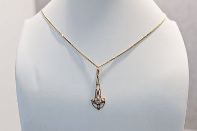 Kette (18K) mit Anhänger (14K). Gold chain made of 18 carat yellow gold approx. 2.0g with a 