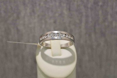 Halbmemoryring. 950 platinum; 6.6g; Diamonds