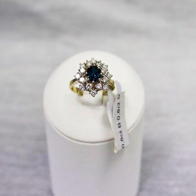 Saphirring. 14K yellow gold with approx. 0.8ct sapphire solitaire and approx. 0.8ct 