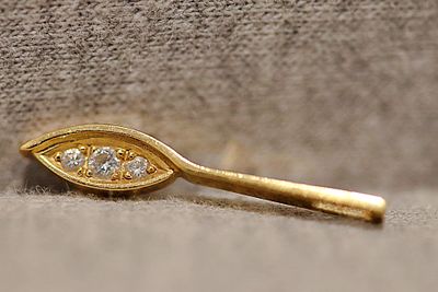 Anhänger moderne Blattform mit Brillanten. Simple pendant in the shape of a modern leaf made of 