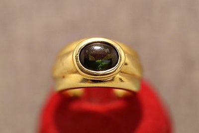 massiver Ring mit grünem Stein 18 K Gelbgold. Solid ring with a green stone (peridot?) cabochon; 