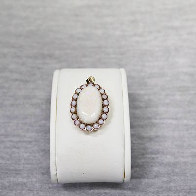 Anhänger. 14K yellow gold with approx. 6.6ct crystal opal oval with complete color spectrum 