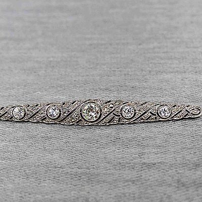 Brosche. HIGHLIGHT Platinum 950, Art Deco with diamonds, total 2.6ct, main stone approx. 1.2ct, 8.8g