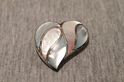Brosche Spirit. silver brooch in heart shape 925 silver rhodium-plated; 19.7g with pink and 