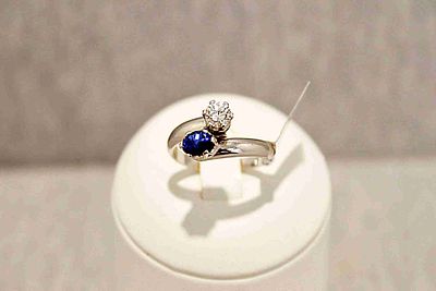 Brillantring. Ring with approx. 0.5ct diamond and approx. 0.6ct sapphire (measured); 18K; 4.9g 