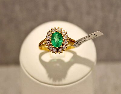 Smaragdring. Ring with approx. 1.1ct emerald and approx. 0.7ct diamonds; 14K; 5.6g yellow gold; Rg 61