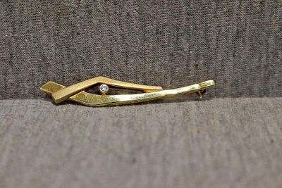 Brosche aus 14 Karat Gelbgold. 14-carat yellow gold brooch, partly matte, with white stone 2.3 g