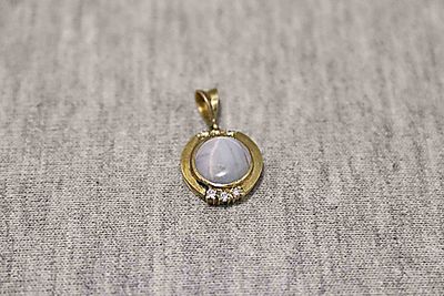 Anhänger mit Mondstein. 14-carat yellow gold; 2.6 g; 12.4 mm diameter; diamond chips